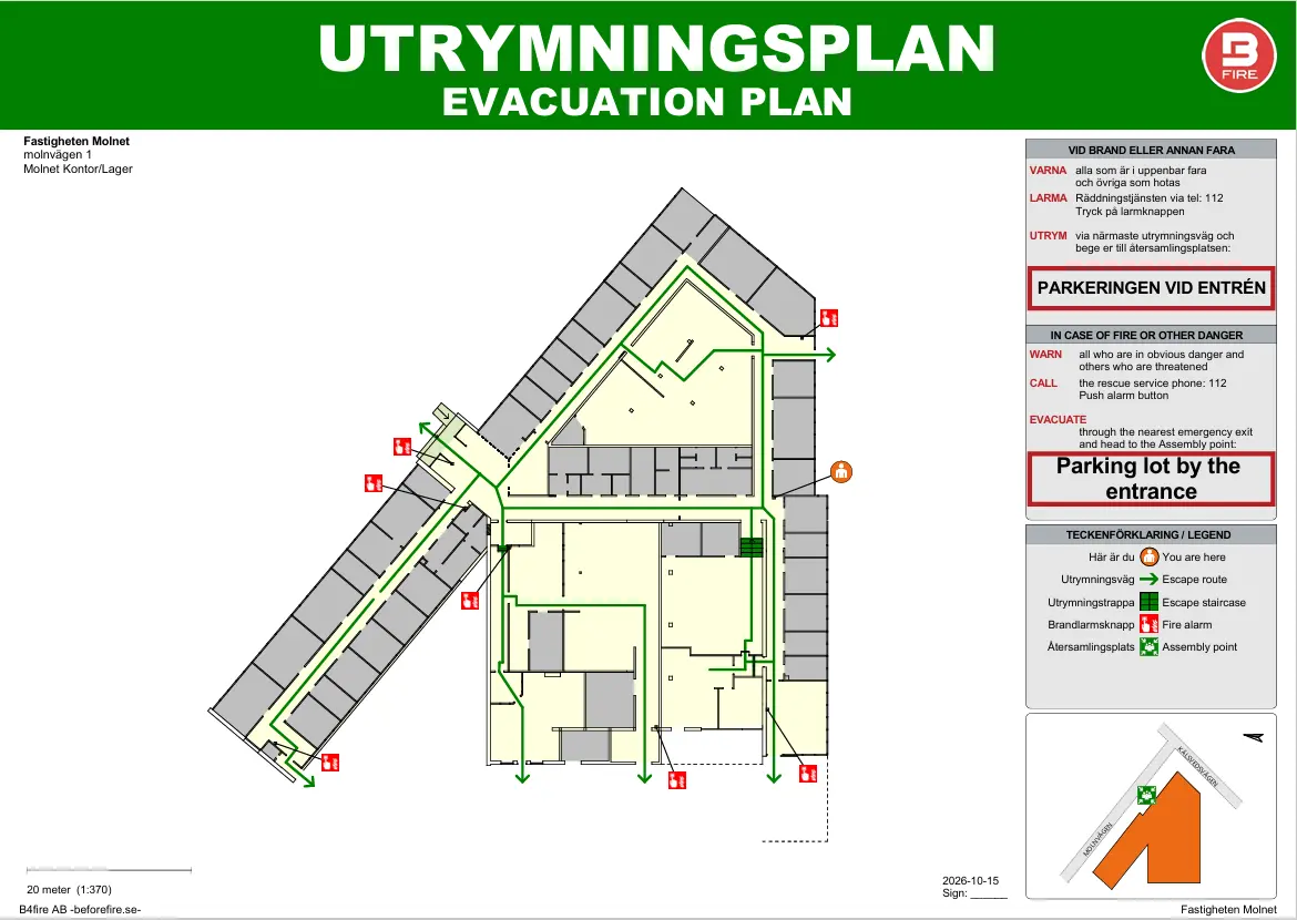 Exempel på utrymningsplan enligt SS 2875:2026 med utrymningsvägar, larmknappar, här är du-symbol, teckenförklaring på svenska och engelska samt situationsplan med återsamlingsplats